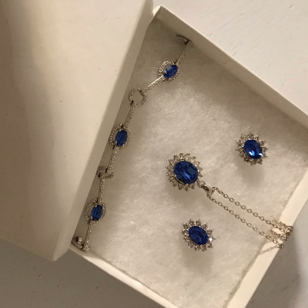 Jewelry set.